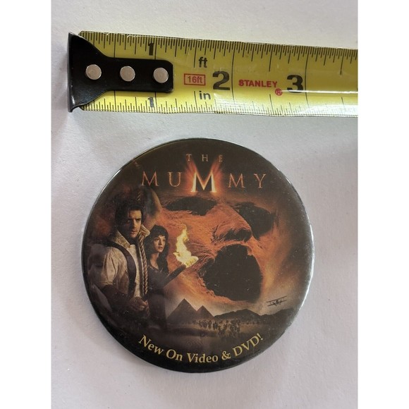 The Mummy Movie DVD VHS Release Promo Pin Button Pinback Brendan Fraser Vintage - Picture 1 of 2